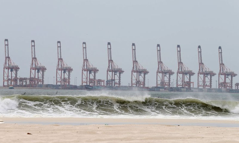 شاہین عمان سے ٹکرا گیا: سیلابی صورتحال، بچہ جاں بحق، پروازیں منسوخ