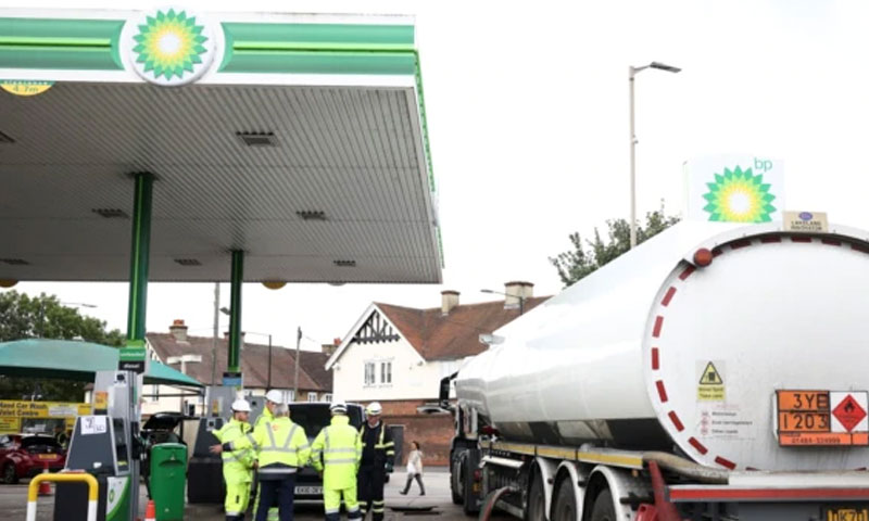 برطانیہ میں فوج کے ذریعے پیٹرول کی سپلائی شروع