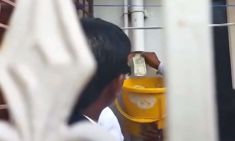 سرکاری افسر کے گھر کی پائپ لائن سے لاکھوں روپے برآمد