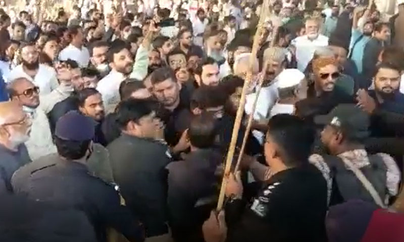 نسلہ ٹاور گرانے کیخلاف احتجاج، پولیس کا لاٹھی چارج