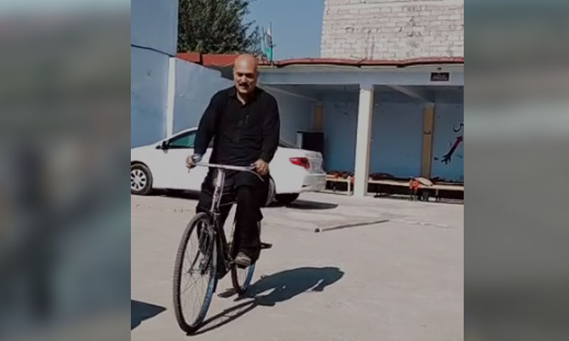 سینیٹر بہرامند تنگی نے مہنگائی سے تنگ آکر سائیکل چلانا سیکھ لیا