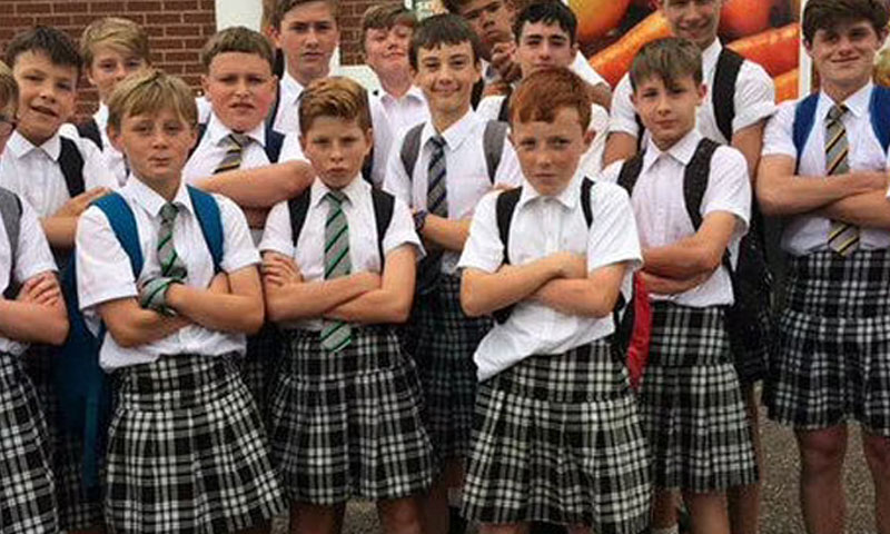 لڑکوں کو بھی اسکرٹ پہن کر اسکول آنے کی ہدایت