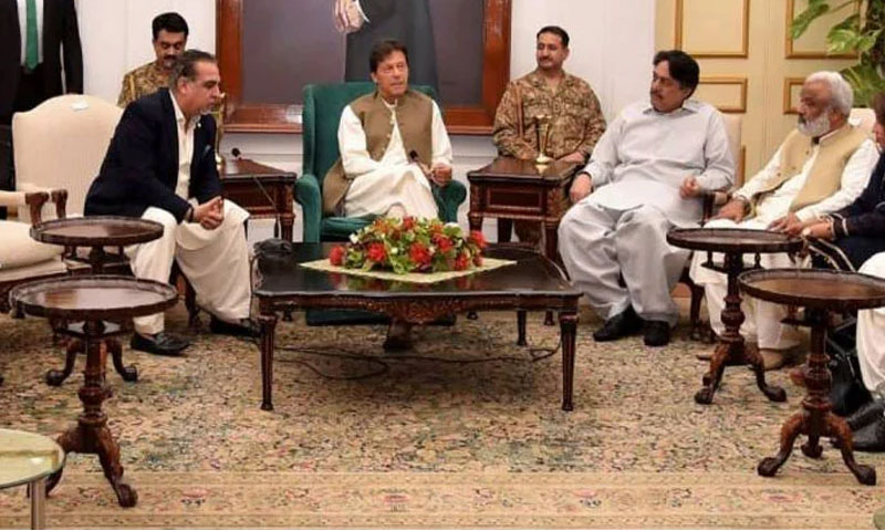 وزیراعظم کا دورہ کراچی: پی ٹی آئی رہنماؤں کے درمیان سخت جملوں کا تبادلہ وزیراعظم کا دورہ کراچی: پی ٹی آئی رہنماؤں کے درمیان سخت جملوں کا تبادلہ