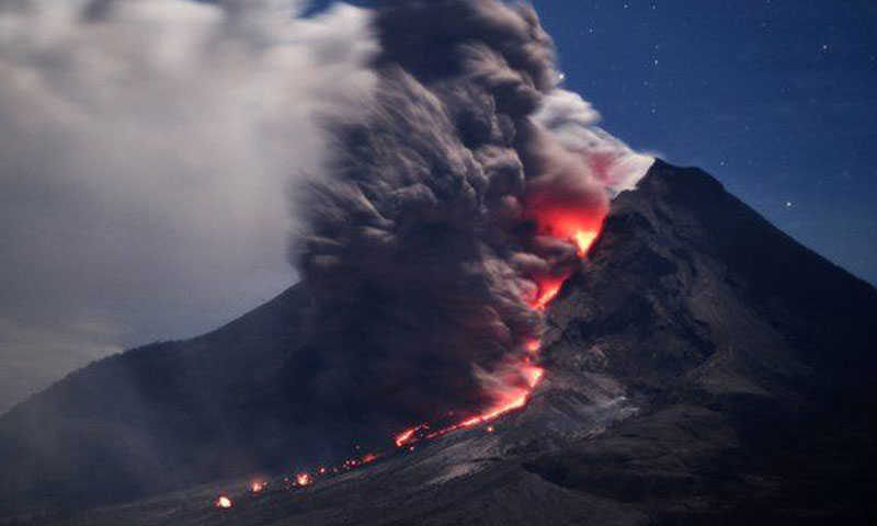 انڈونیشیا میں آتش فشاں پھٹ پڑا، 13 افراد ہلاک