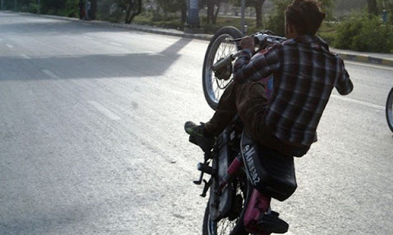 خبردار، ہوشیار،نیو ائیر نائٹ پر تیز رفتاری اور ون ویلنگ مہنگی پڑے گی