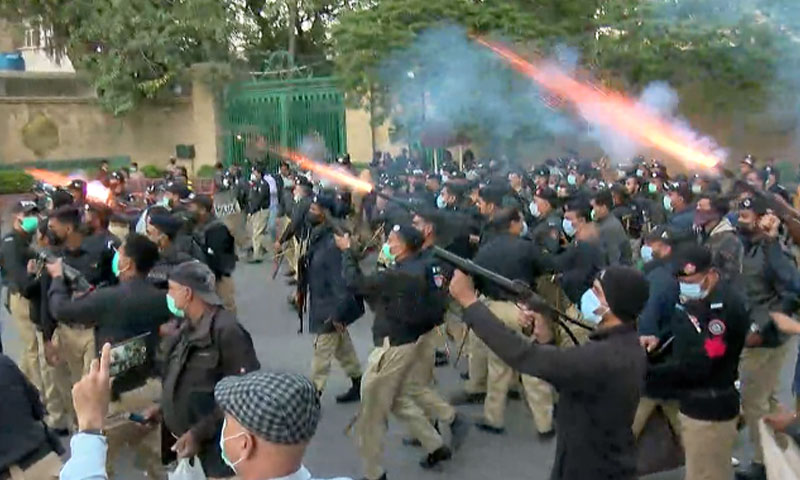 ایم کیو ایم پاکستان کے احتجاجی دھرنے پر پولیس کی شیلنگ اور لاٹھی چارج