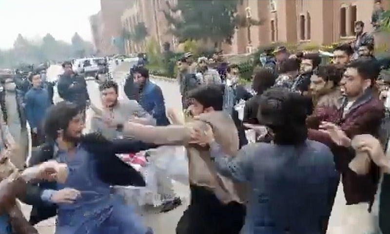 اسلامک یونیورسٹی میں طلبہ تنظیمیں لڑ پڑیں، ڈنڈوں اور مکوں کا استعمال،کئی زخمی