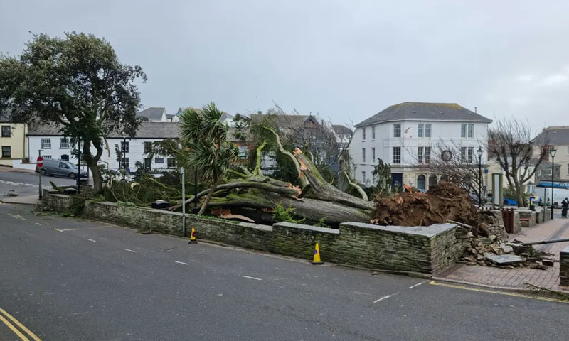برطانیہ میں طوفان: نظام زندگی درہم برہم، پروازیں منسوخ، ٹرینیں معطل