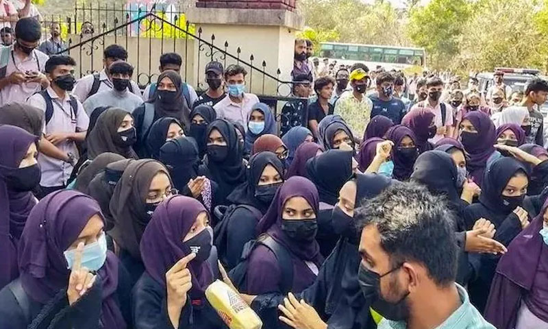 بھارت میں حجاب کیس: طلبا یونیفارم پر عملدرآمد کریں، ہائیکورٹ کا حکم