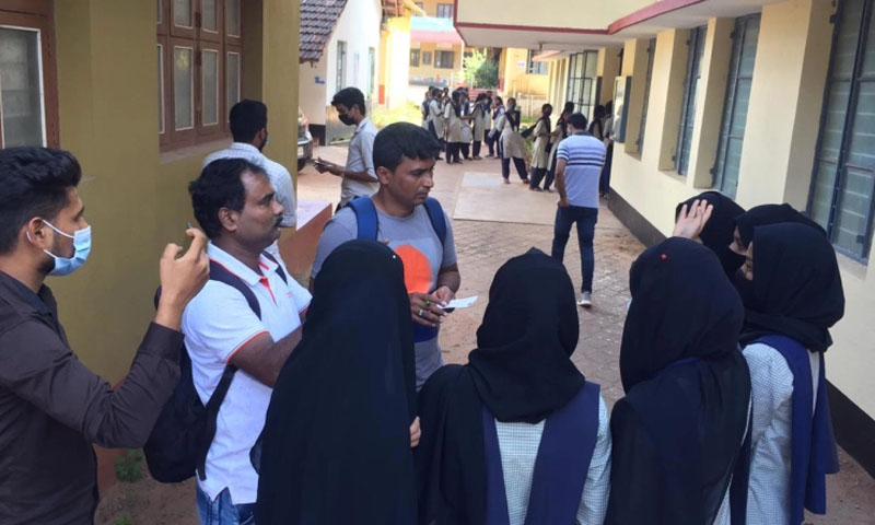 بھارت: مدھیہ پردیش میں بھی طالبات کے حجاب پر پابندی عائد کرنے کا عندیہ