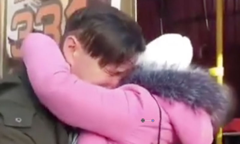 یوکرین میں کمسن بیٹی کی باپ سے جدائی: جذباتی لمحات دلوں کو رنجیدہ کر گئے