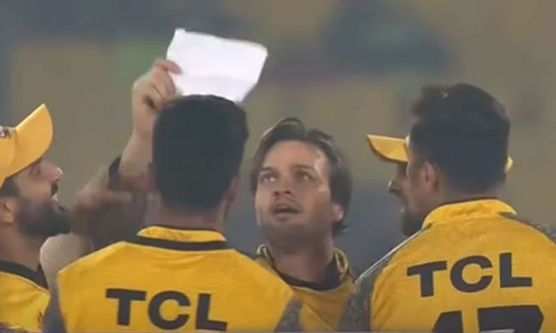 عمر اکمل کی وکٹ لینے پر عثمان قادر کے دکھائے پرچے پر کیا لکھا تھا ؟