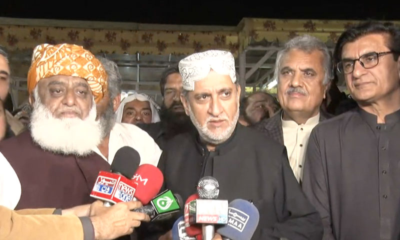 مولانا فضل الرحمان نے صبح 9 بجے تک احتجاج روکنے کا اعلان کردیا