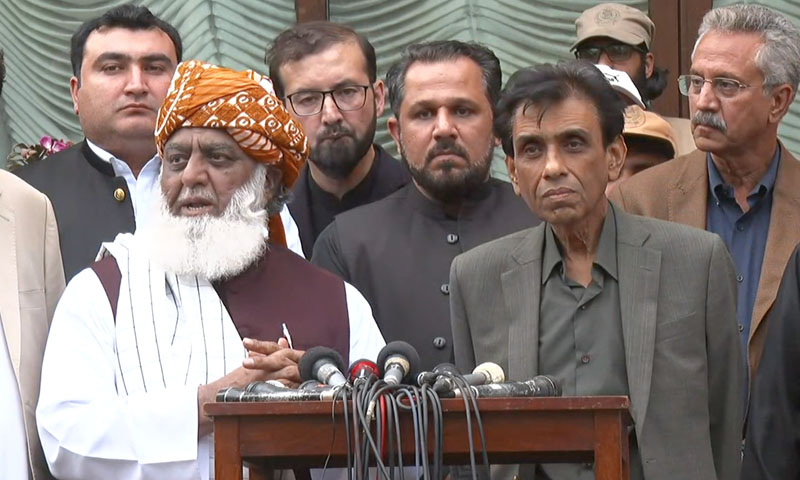 دھمکیاں مت دیں، چوڑیاں نہیں پہن رکھیں، تہمت لگا کر سیاست نہیں کی جاتی: مولانا فضل الرحمان