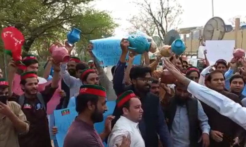 سندھ ہاوس پر حملے کی رپورٹ سپریم کورٹ میں جمع پی ٹی آئی کارکنان لوٹے لے کر سندھ ہاؤس پہنچ گئے، پولیس کیساتھ تلخ کلامی