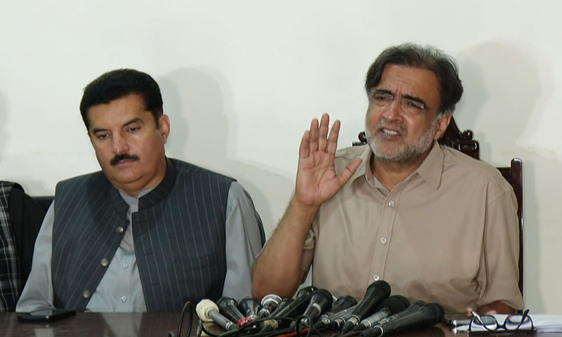 خان صاحب نے ہمیشہ لوگوں کو بندوق کی نوک پر رکھا ہے، قمرالزماں کائرہ