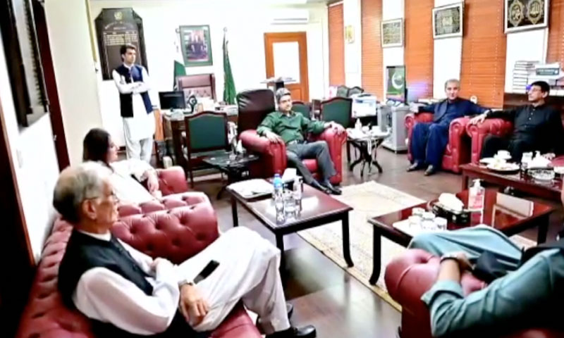 وزیر خارجہ تحریک عدم اعتماد ناکام بنانے کیلئے متحرک