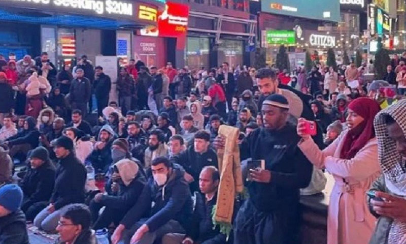 امریکہ میں ٹائم اسکوائر پر پہلی نماز تراویح ادا
