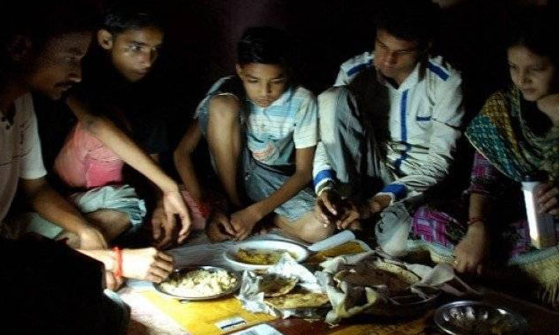 گرمی کی شدت میں اضافہ، بجلی کا شارٹ فال بڑھ گیا، بجلی گھنٹوں بند رہنے لگی گرمی کی شدت میں اضافہ، بجلی کا شارٹ فال بڑھ گیا، بجلی گھنٹوں بند رہنے لگی