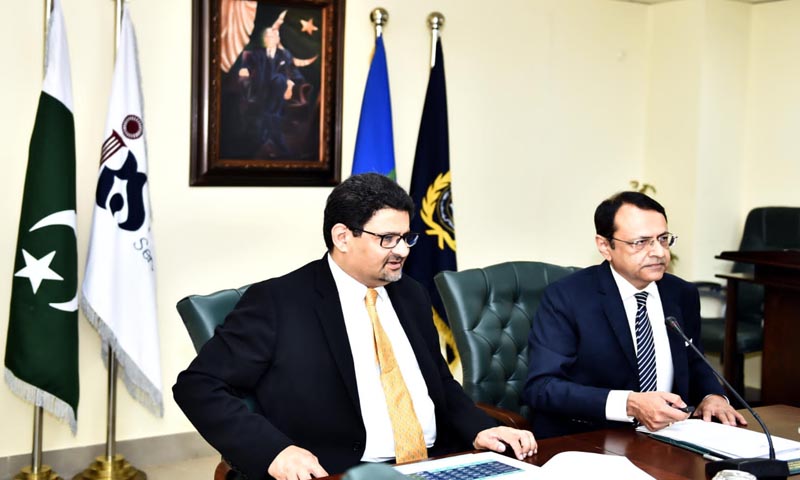 مفتاح اسماعیل کا ایف بی آر ہیڈ کوارٹرز کا دورہ: ہدف حاصل کرنے پر تعریف