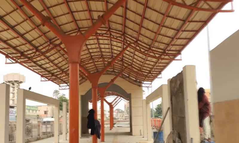 کراچی والوں کیلئے خوشخبری: اورنج لائن منصوبے کی 49 بسیں شہر قائد پہنچ گئیں