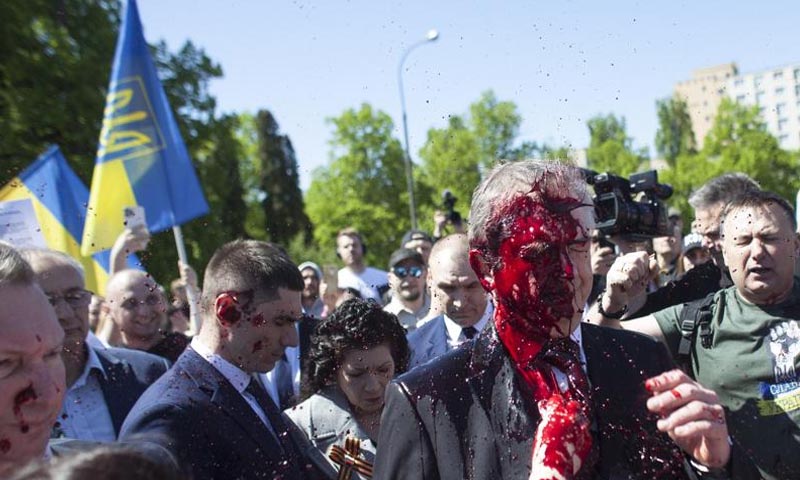 یوکرین جنگ کے مخالفین نے روسی سفیر کا منہ لال کر دیا