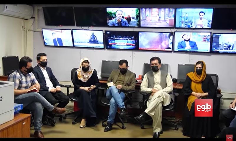 افغان خواتین اینکرز سے اظہار یکجہتی: مرد اینکرز نے بھی ماسک پہن لیے