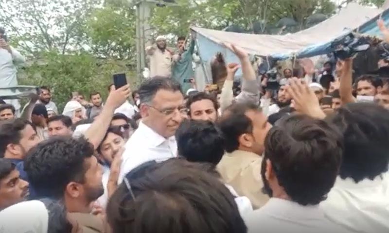 کے پی کے اساتذہ نے بنی گالہ میں اسد عمر کی گاڑی روک لی:دیکھ کر خوشی اور تکلیف ہو رہی ہے، پی ٹی آئی رہنما