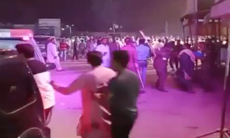 ملتان کرکٹ اسٹیڈیم کے باہر شائقین پر پولیس کا لاٹھی چارج