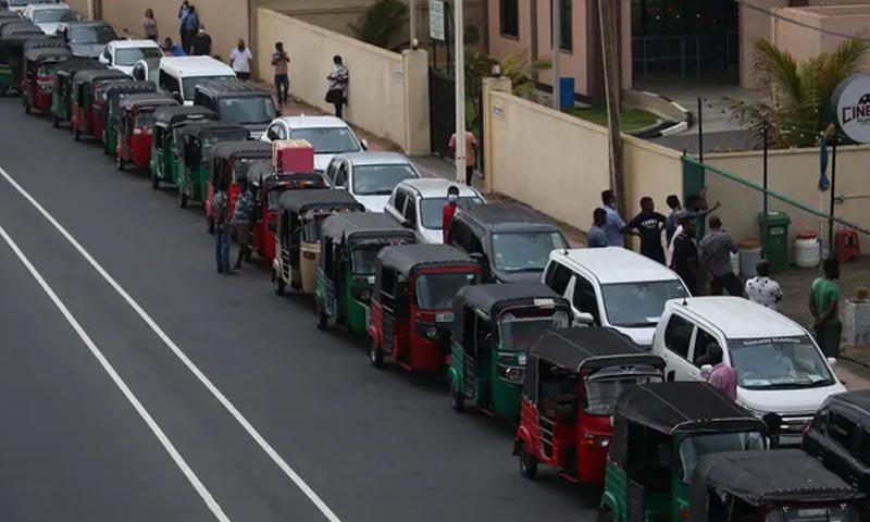 سری لنکا: پیٹرول کے حصول کیلئے فسادات، فوج کی فائرنگ، 4 شہری 3 فوجی زخمی سری لنکا: پیٹرول کے حصول کیلئے فسادات، فوج کی فائرنگ، 4 شہری 3 فوجی زخمی