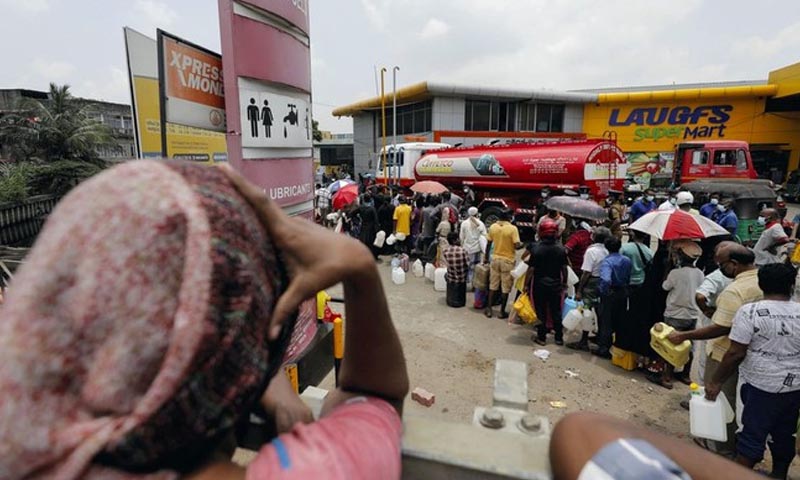 سری لنکا میں ایندھن کی شدید قلت: سرکاری دفاتر اور اسکولوں کی بندش کا اعلان کردیا گیا