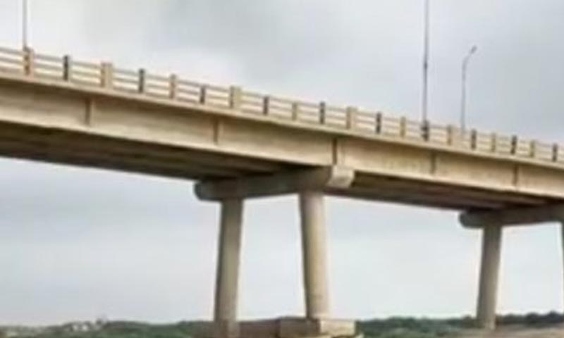 سندھ اور بلوچستان کو ملانے والا پل سیلابی ریلے میں بہہ گیا