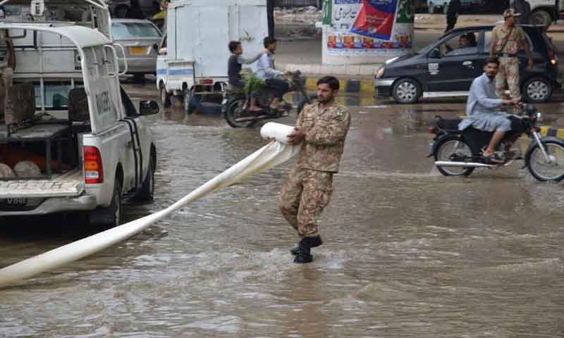 کراچی: پاک آرمی کے دستے بارشوں سے متاثرہ علاقوں میں پہنچ گئے