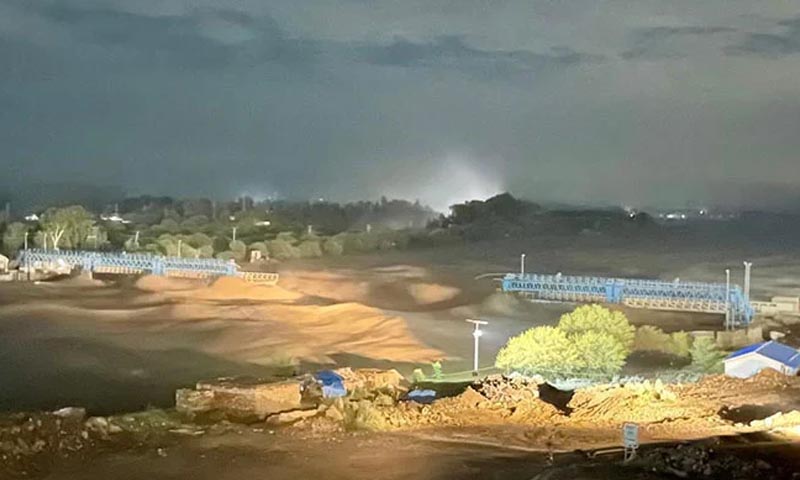 چار سدہ: منڈا ہیڈ ورکس کا پل ٹوٹ گیا، سیلاب کا خدشہ، شہری موٹر وے پر پہنچ گئے، عوام سے محفوظ مقام پر منتقل ہونے کی اپیل