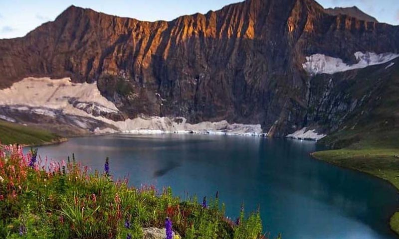 وادی نیلم : رتی گلی جھیل پر پھنسے 100 سے زائد سیاحوں کو ریسکیو کر لیا گیا