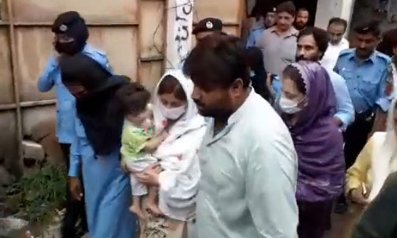 شہباز گل کے ڈرائیور کی اہلیہ کو کیوں گرفتار کیا؟ سیکرٹری داخلہ اور آئی جی کی طلبی