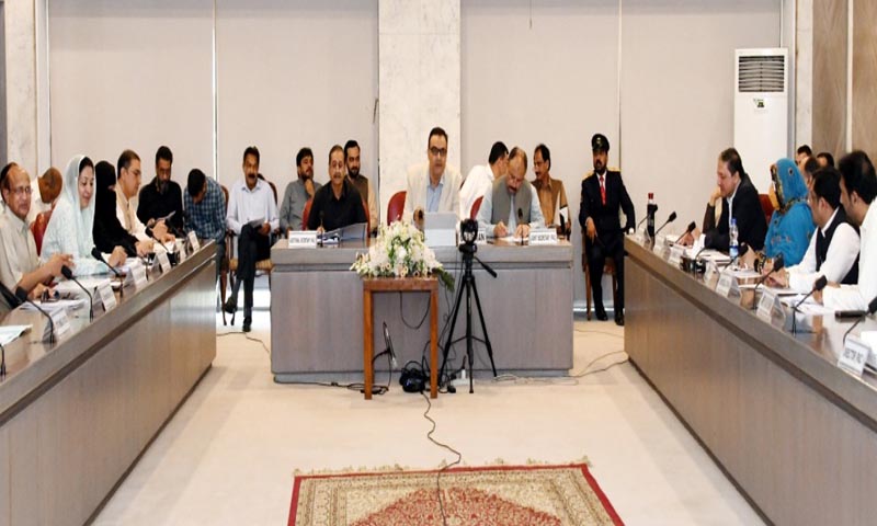 پی اے سی نے مفت یا سرکاری خرچے پر حج کرنے والوں کا نوٹس لے لیا: سود کی گنجائش نہیں، چیئرمین نور عالم خان