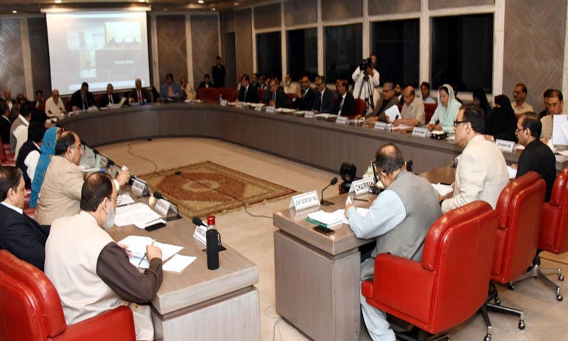 آپ نے سر پھرے بندے کو نوٹس بھیجا؟ پی اے سی : 9حلقوں سے ایک فرد کا الیکشن لڑنا زیادتی ہے مگر قانون خاموش ہے، الیکشن کمیشن