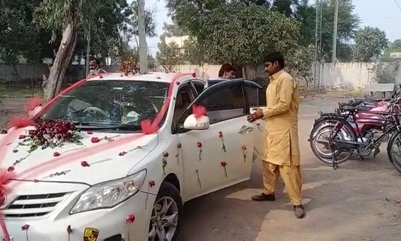 بارات کے ساتھ ہاتھ ہو گیا: دولہا سجی ہوئی گاڑی میں فریاد لیکر تھانے پہنچ گیا