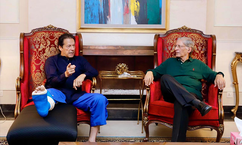 عمران خان کی طبیعت پوچھنے گیا تھا، ایف آئی آر پر بات نہیں ہوئی، اعتزاز احسن