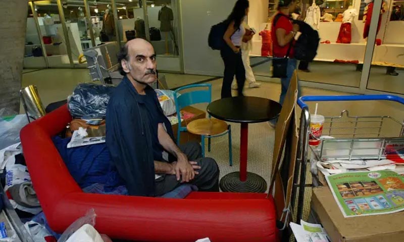 پیرس ایئرپورٹ پر 18 سال گزارنے والے ایرانی پناہ گزیں مہران کریمی ناصری کا انتقال ہو گیا