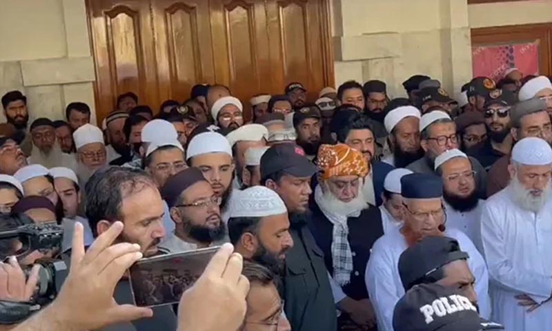 مفتی محمد رفیع عثمانی کی نماز جنازہ ادا، کراچی میں سپرد خاک