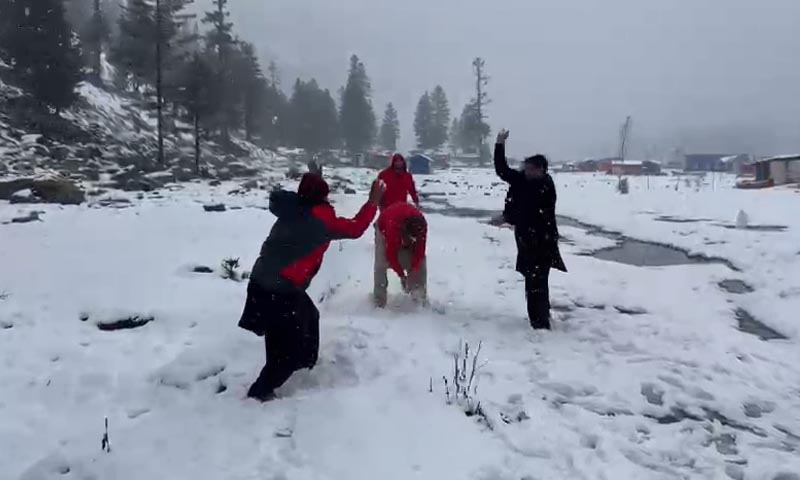 بالائی علاقوں میں موسم سرما کی دوسری برفباری، سیاحوں کے وارے نیارے