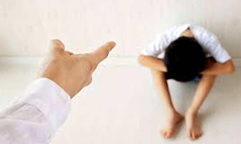 پہاڑہ یاد نہ ہونے پر کمسن طالبعلم کو خوفناک سزا، لوگوں کے دل دہل گئے