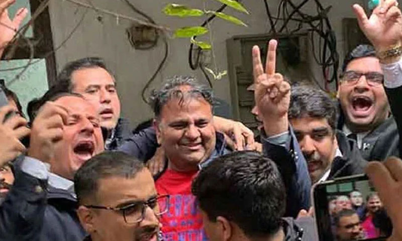 فواد چودھری اڈیالہ جیل سے رہا، پھولوں کی پتیاں نچھاور