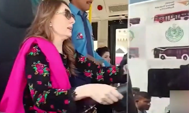 شرمیلا فاروقی بس ڈرائیور بن گئیں شرمیلا فاروقی بس ڈرائیور بن گئیں