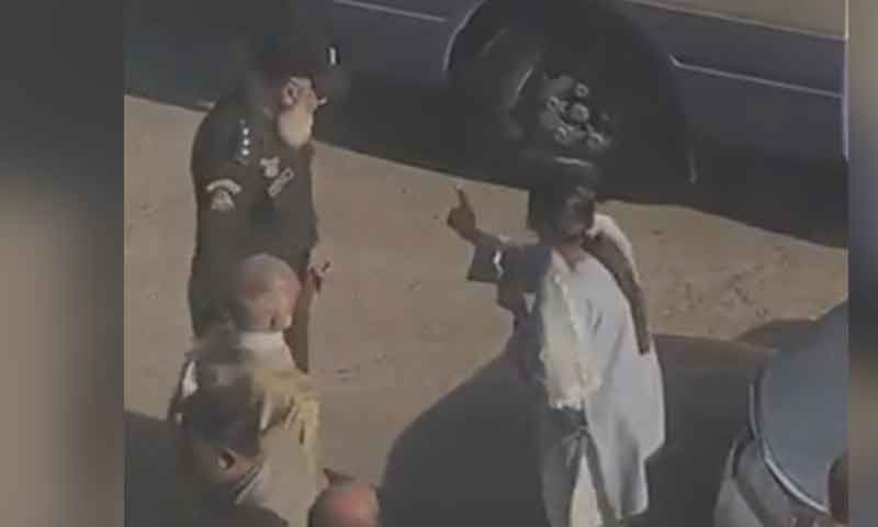 خاتون نے ڈی ایس پی ٹریفک کو تھپڑ جڑ دیا، ویڈیو وائرل