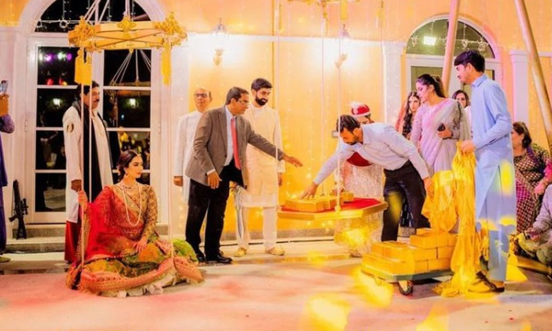 پاکستانی تاجر نے اپنی دلہن کو سونے میں تول دیا ؟