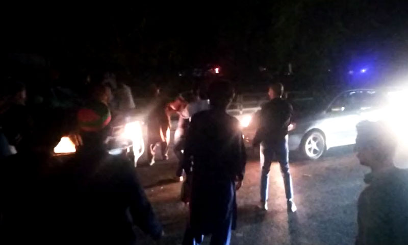 ایلیٹ فورس کی گاڑی پر پی ٹی آئی کارکنوں کا حملہ