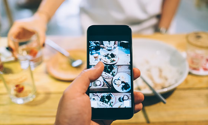 کھانا کھاتے وقت اسمارٹ فون استعمال کرنے پر پابندی